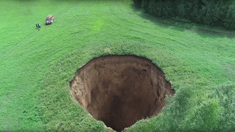 VIDEO: Aparece un sorprendente agujero de 50 metros de profundidad en el oeste de Rusia