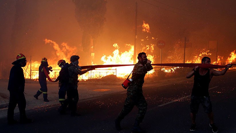 VIDEO: Las llamas 'devoran' la casa de un hombre durante los incendios en Grecia 