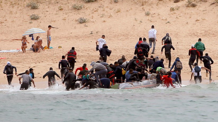 VIDEO: Una patera de inmigrantes desembarca en una playa nudista del sur de España