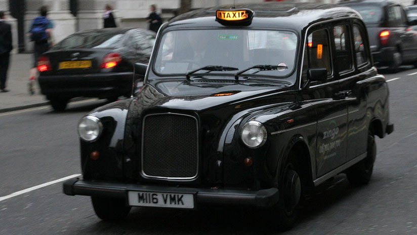 Londres: Un taxista saca a un pasajero inconsciente de su auto y lo abandona en la calle (VIDEO) 