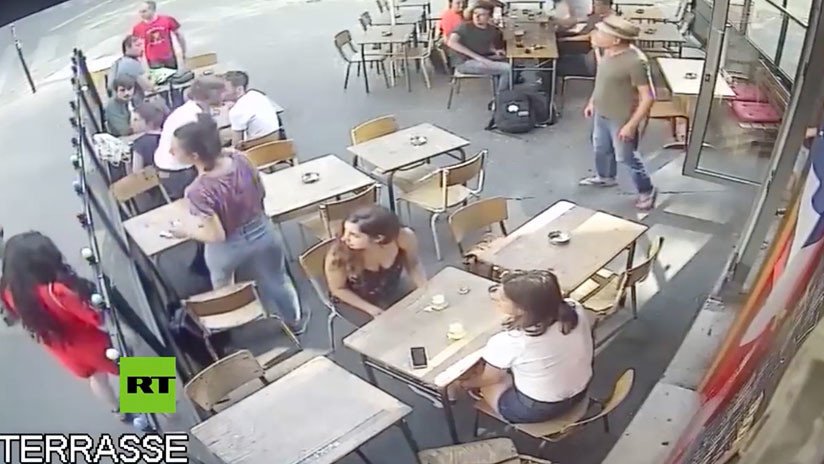 VIDEO: Un hombre golpea en la cara a una joven que respondió a sus comentarios obscenos