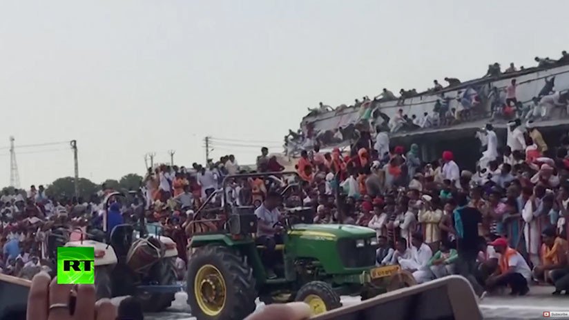 VIDEO: Tejado de construcción con cientos de personas encima se derrumba durante un evento en India
