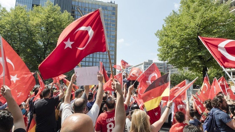 "Yo soy Ozil": Protesta en Berlín en apoyo al jugador turco-alemán en medio de polémica por racismo