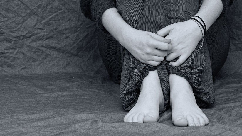 Mujer autista es torturada por sus familiares y forzada a comer las cenizas de su difunta madre 