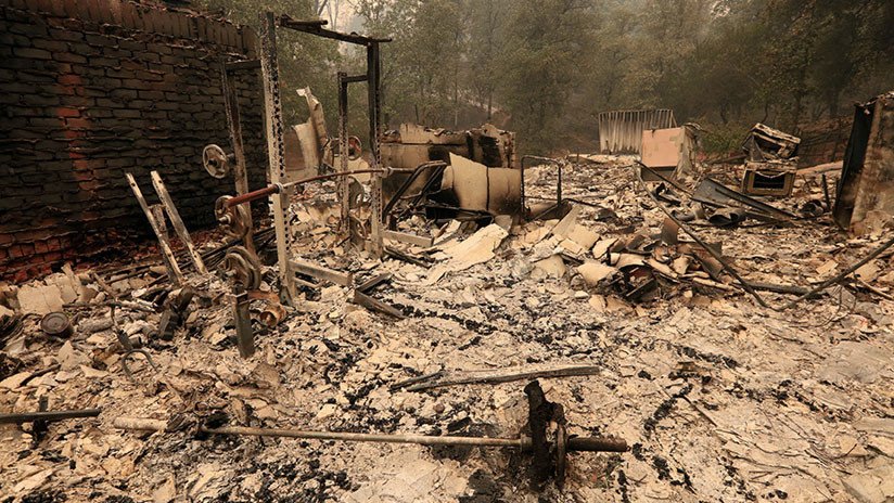 Dos incendios forestales amenazan 10.000 hogares en California