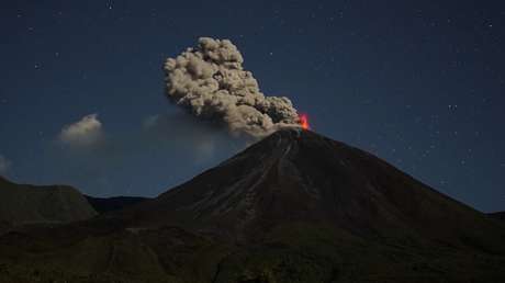 Una lluvia de ceniza del volcán Reventador cae en provincias andinas y amazónicas de Ecuador