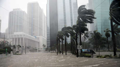 Revelan que policías en servicio tomaban cervezas mientras el huracán Irma llegaba a Florida