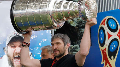Video: Así se come la estrella rusa del hockey caviar negro a cucharadas (de la Copa Stanley)