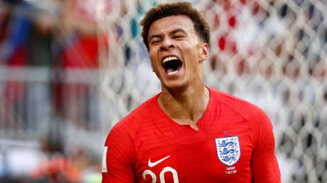VIDEO: Hinchas rusos reproducen el himno británico para halagar a Dele Alli