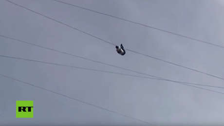 FUERTE VIDEO: Un hombre cae al vacío tras trepar un cable de alta tensión desde un décimo piso (+18)