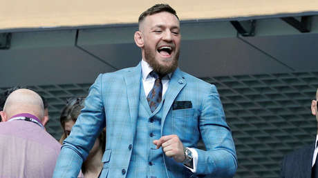 "¿Puedo luchar con él?" Conor McGregor alimenta y acaricia a un tigre en Rusia (VIDEO)