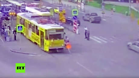 VIDEO: Un tranvía fuera de control y sin conductor causa un accidente en Rusia