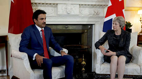 Theresa May y el emir de Catar abogan por interaccionar con Rusia desde "la fuerza y la unidad"