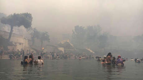 VIDEO: Decenas de personas se refugian en el mar huyendo de los incendios en Grecia