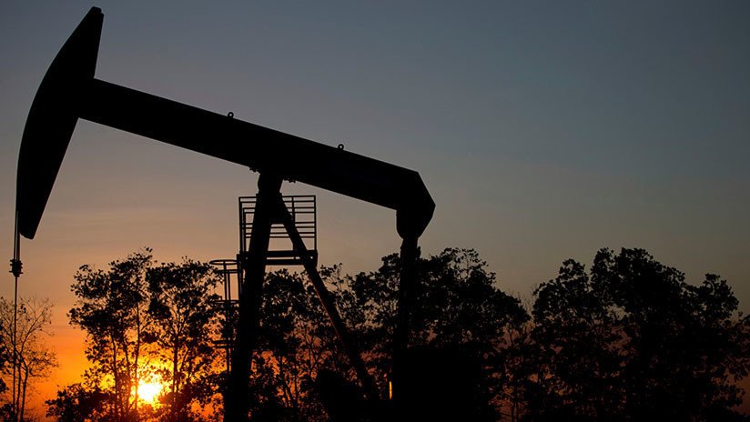 Caen los precios mundiales del petróleo mientras aumentan las reservas estadounidenses de crudo