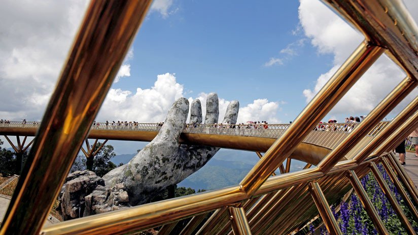 VIDEO: Así es el impresionante Puente de Oro que sujetan dos manos gigantes de piedra