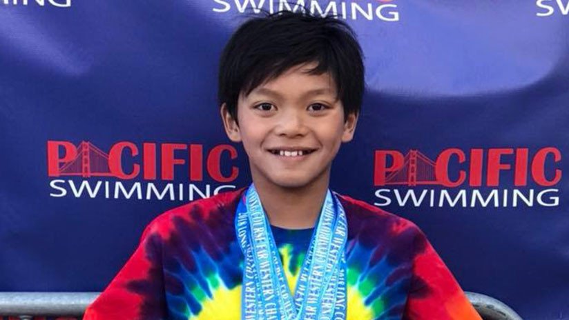 Un niño de 10 años bate un récord de natación de Phelps