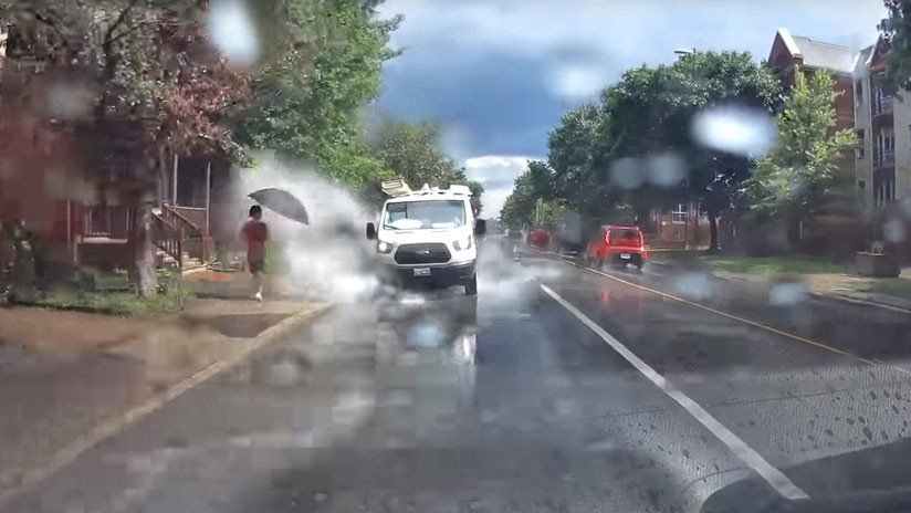 Despiden a un chófer tras hacerse viral un video en que moja a la gente que pasa junto a charcos