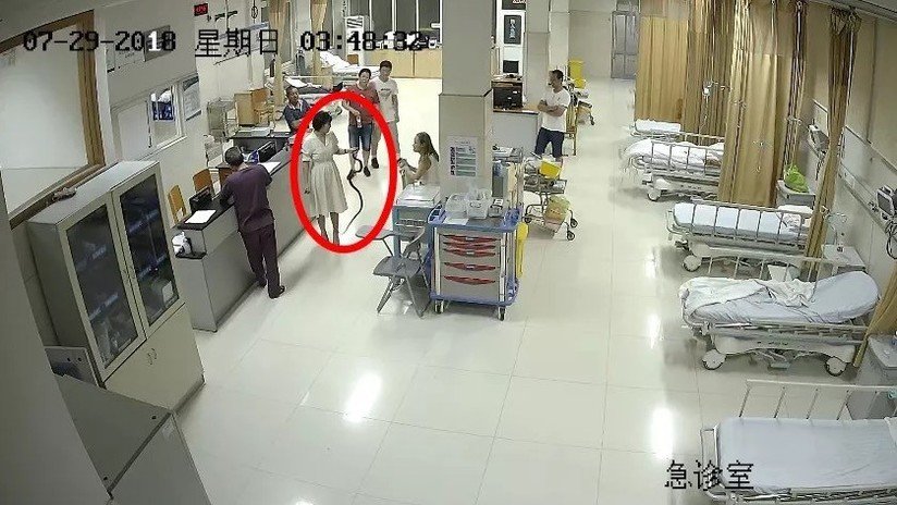 FOTOS: Mujer china atrapa con sus manos la serpiente que la mordió y se va con ella al hospital
