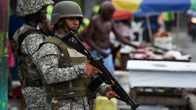 Lanzan 'por error' una bomba contra salón de clases de un colegio en Colombia