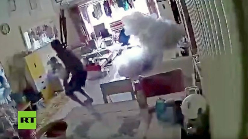 VIDEO: Se salvan por un pelo cuando un patín eléctrico explota en medio de su casa