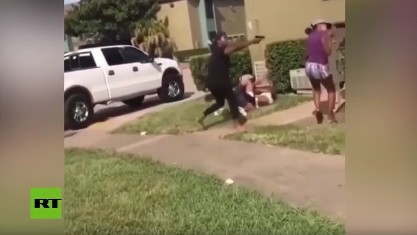 VIDEO: Una madre saca un arma para frenar una violenta pelea de su hija adolescente con otra joven