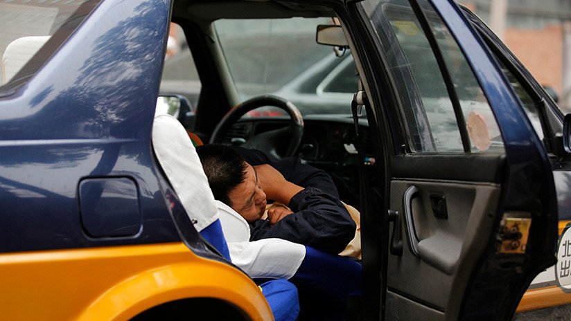 VIDEO: El momento en que un taxista chino se queda dormido un minuto entero al volante