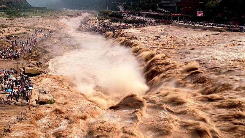 VIDEO: El audaz rescate de 14 personas atrapadas en sus camiones en medio de una inundación en China