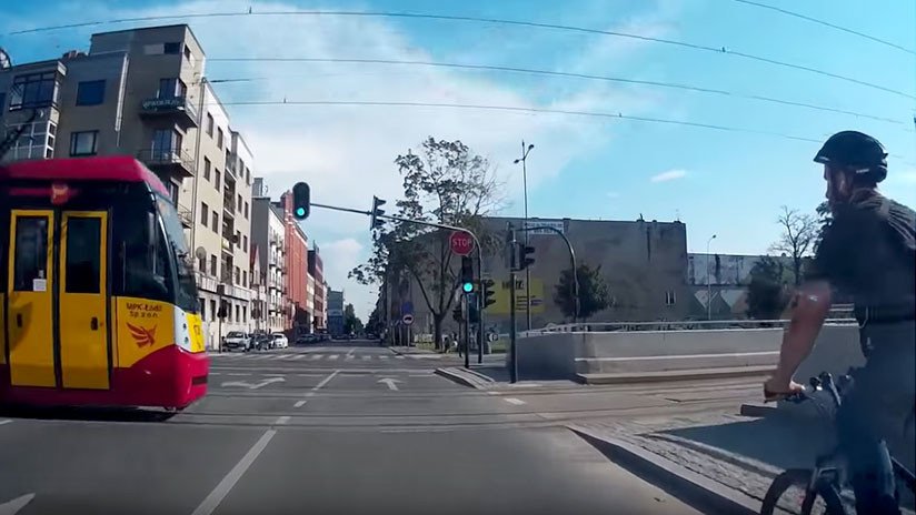 VIDEO: Un ciclista cruza en verde y se estampa contra un tranvía en Polonia