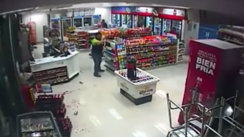 VIDEO: Empleado mata a un ladrón en una tienda en México y lo juzgan por homicidio (18+)