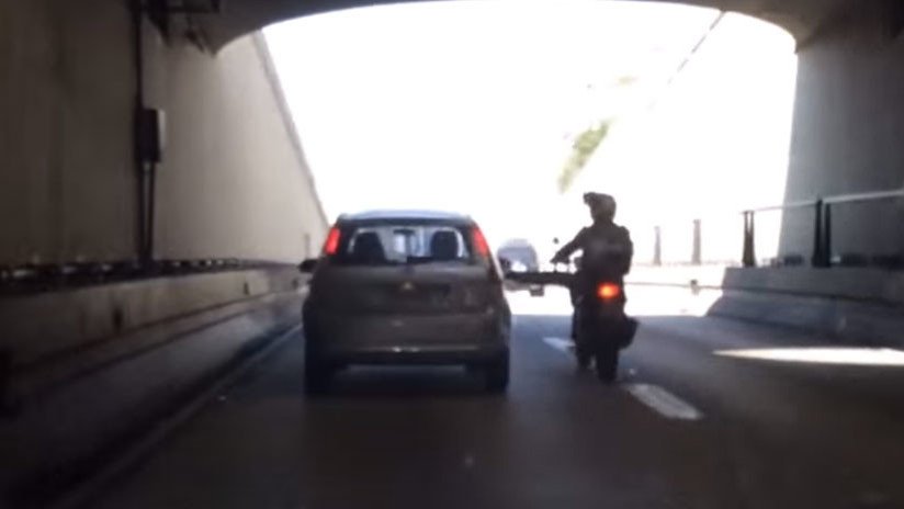 Karma instantáneo: Patea un auto desde su moto en marcha y lo lamenta enseguida (VIDEO)