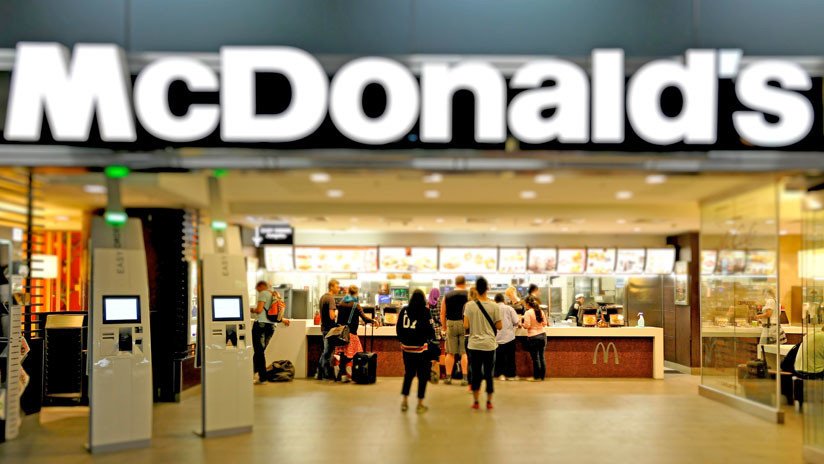 Otro McDonald's convertido en 'ring': Graban un choque brutal entre una empleada y un cliente