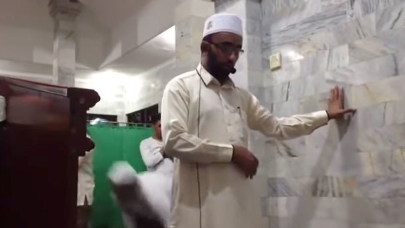 Fe inquebrantable: Un imán sigue rezando durante el terremoto mortal en Indonesia (VIDEO)