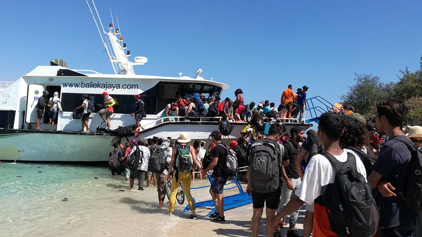 VIDEO: Turistas 'toman' un barco de evacuación tras el mortífero terremoto en Indonesia