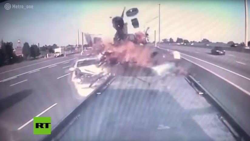 FUERTES IMÁGENES: Un automóvil choca a toda velocidad contra una camioneta averiada