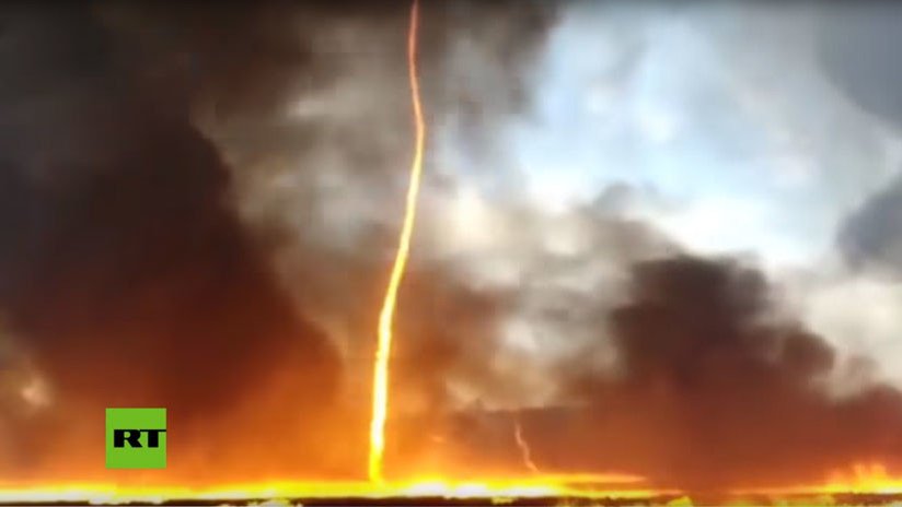 VIDEO: Un enorme (y raro) tornado de fuego arrasa una fábrica en el Reino Unido