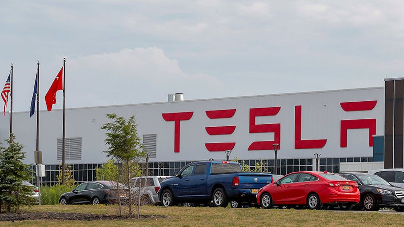 La junta directiva de Tesla está evaluando retirar a la compañía de la bolsa