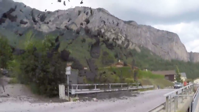 Espectacular y brusca 'erupción' de barro y rocas atemoriza a un pueblo de Suiza