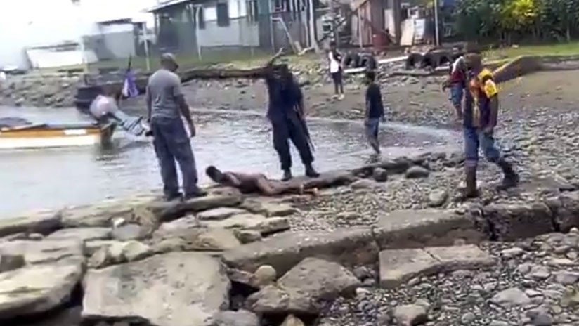 FUERTES IMÁGENES: Policías golpean brutalmente a un joven en Papúa Nueva Guinea y la Red se indigna