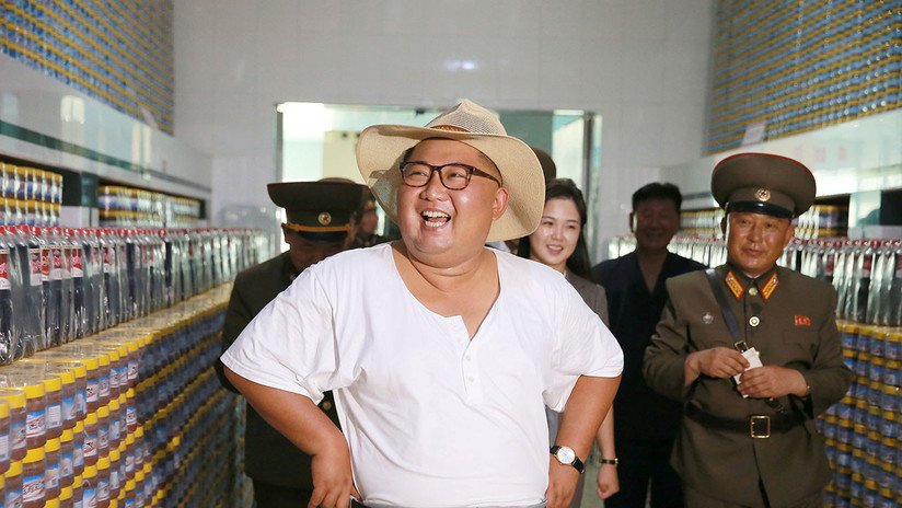 Sonriente y veraniego: El líder norcoreano Kim Jong-un visita una fábrica junto a su esposa