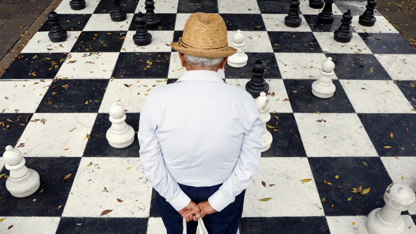 La imagen de un hombre de 78 años que enseña ajedrez gratis a los niños se  hace viral en redes sociales