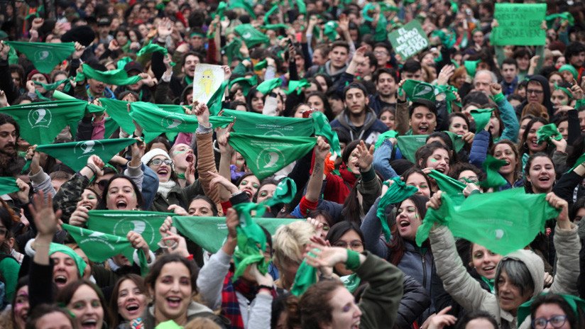 Miles de argentinos hacen largas filas para renunciar a la Iglesia católica