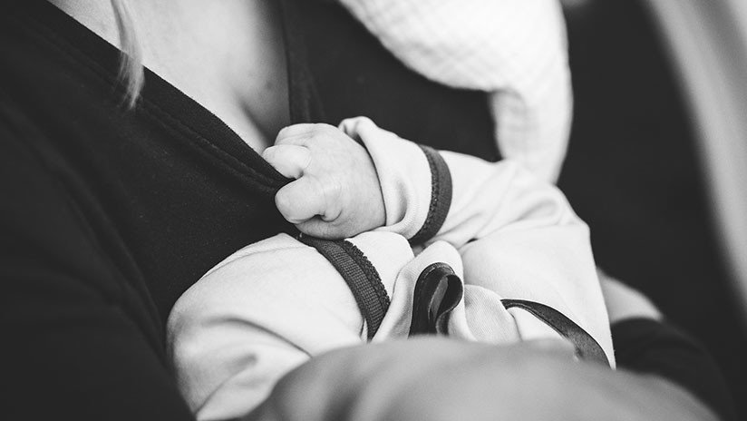 Le piden a una mujer cubrirse mientras amamanta a su bebé y su respuesta se hace viral