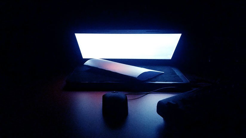 La luz azul de las pantallas de los dispositivos digitales puede acelerar la ceguera