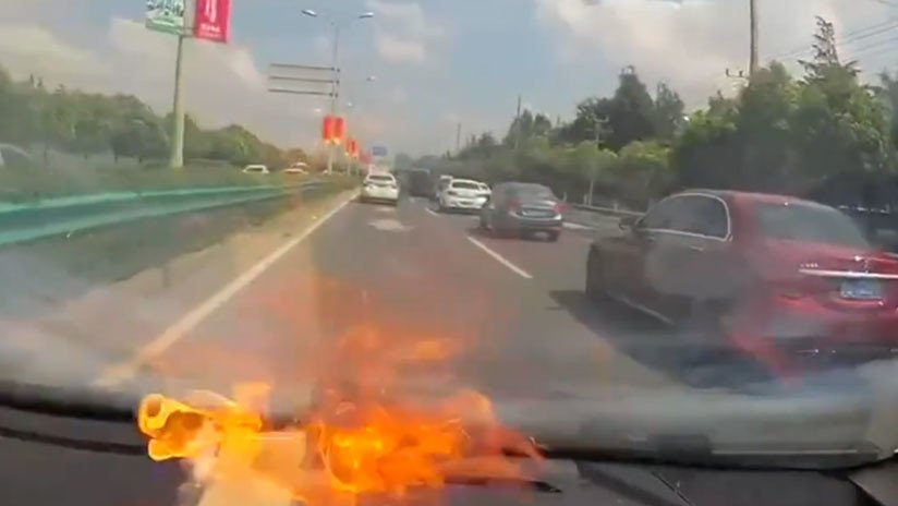 VIDEO: Un iPhone explota (dos veces) en el tablero de un auto a pocos centímetros de la conductora