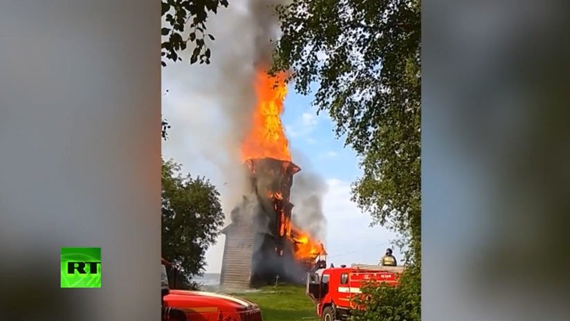Una iglesia del siglo XVIII es destruida en un incendio en Rusia (VIDEO, FOTOS)