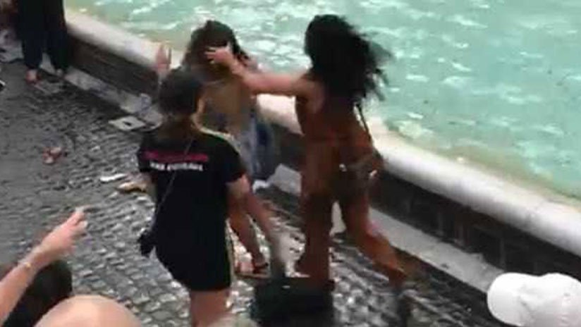 VIDEO: Dos mujeres se pelean por el mejor lugar para tomar selfis en la romana Fontana di Trevi