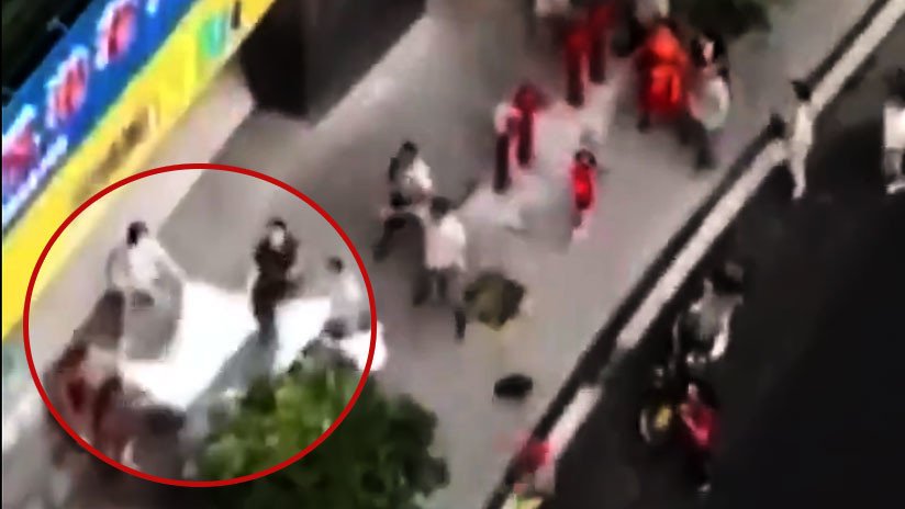 Video con final incierto: Niño cae desde un cuarto piso y lo atajan con una sábana (que no resiste)