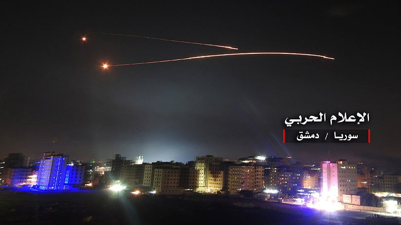 La defensa antiaérea siria derriba un objetivo aéreo desconocido cerca de Damasco