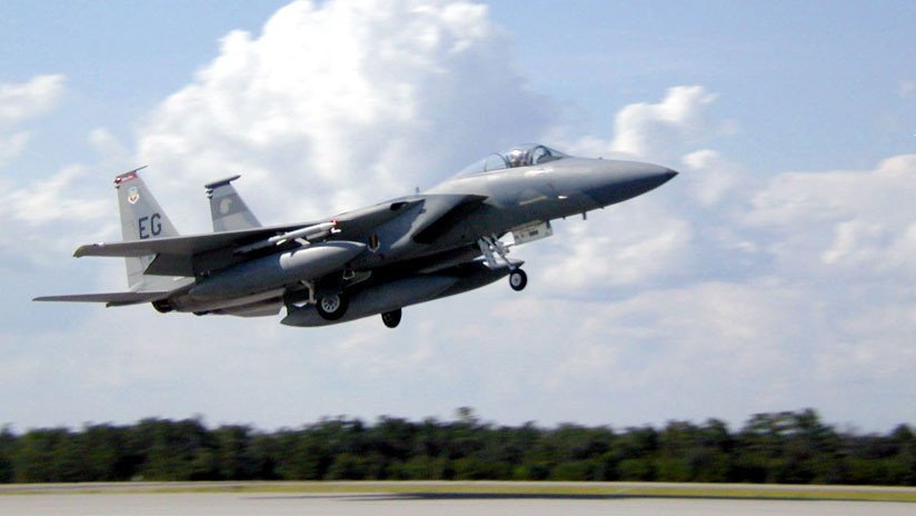 PRIMERAS IMÁGENES del caza F-15 siguiendo al avión robado de un aeropuerto de EE.UU.